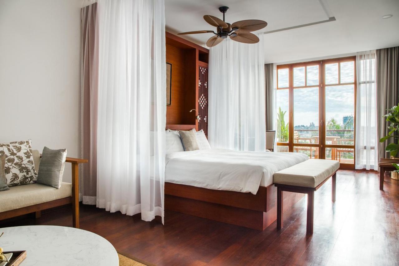 Amanjaya Pancam Suites Hotel Phnom Penh Esterno foto