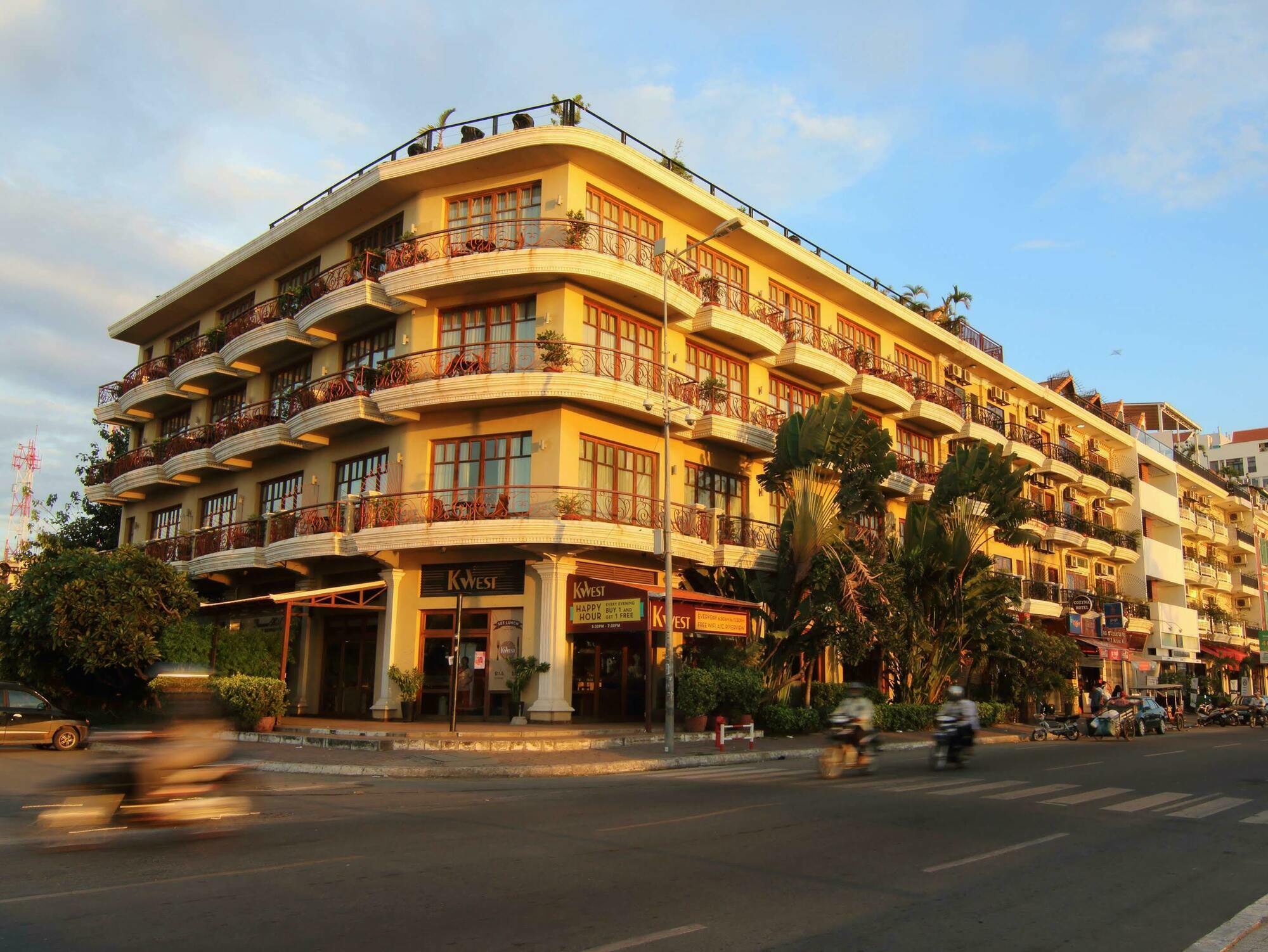 Amanjaya Pancam Suites Hotel Phnom Penh Esterno foto
